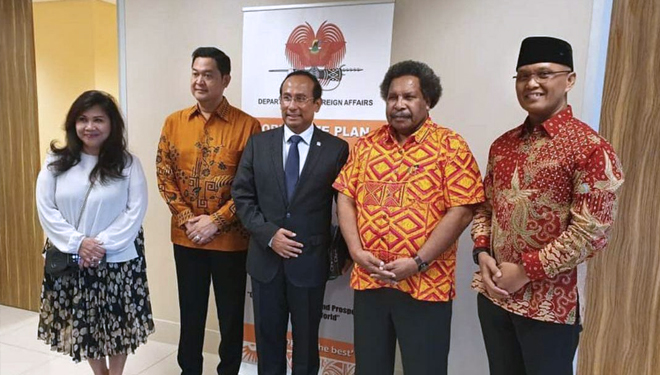 Delegasi Komisi I DPR RI berkunjung ke kementerian luar negri Papua Nugini, di Port Moresbby, dipimpin Satya Widya Yudha (tengah). (Foto: Istimewa For TIMES Indonesia)
