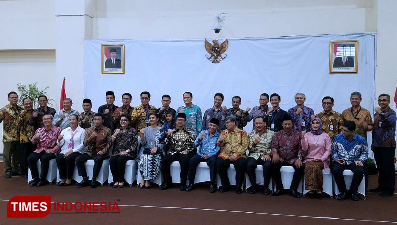 Pimpinan dan pegawai KPK berfoto bersama setelah acara pelantikan terhadap dua pejabat setruktural KPK, di gedung KPK, Jakarta, Senin (16/9/2019). (Foto: Edi Junaidi ds/TIMES Indonesia)