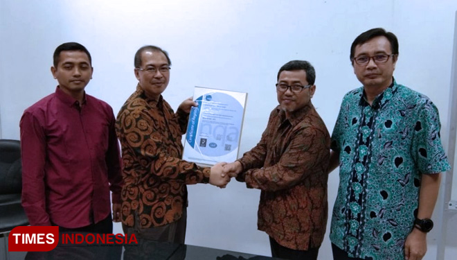 Kepala Badan Penjaminan Mutu UMG, Slamet Asari, menerima Sertifikat ISO 9001:2015 dari NQA, Kamis, (5/9/2019) lalu. (FOTO: Humas UMG - Abdurrahman Faris/AJP TIMES Indonesia)