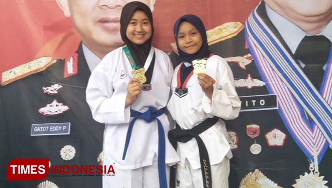 Shofia Dinda Aprilianti siswi kelas IX-A dan Resty Ayu Lestary Dwi Purnomo siswi kelas VII-A, MTsN 3 Mojokerto yang berhasil meraih mendali emas. (FOTO: Fahrozi for TIMES Indonesia)