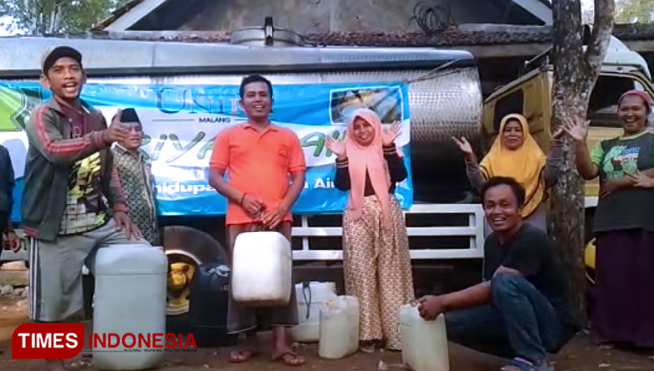 Unira Malang bersama masyarakat saat pendistribusian air bersih melalui program Jariyah Air. (Foto : Unira Malang for TIMES Indonesia)