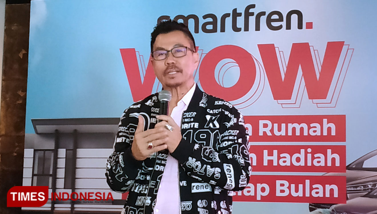Deputy CEO Smartfren, Djoko Tata Ibrahim menyampaikan program terbaru WOW Smartfren di Sector Bar and Restaurant, Sanur, Kota Denpasar, Bali. (foto: Imadudin M/TIMES Indonesia)