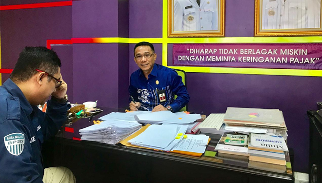 Kepala BP2D Kota Malang, Ir H Ade Herawanto MT di ruang kerjanya. (Foto: Istimewa)