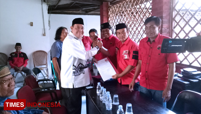 Ketua MKGR Kaltim, Adi Darma saat menyerahkan dokumen pendaftaran di PDIP Bontang (FOTO: Kusnadi /TIMES Indonesia) 