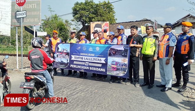 Sosialisasi keselamatan berlalu lintas di perlintasan sebidang oleh PT KAI Daop IX Jember di kawasan Patrang, Selasa (17/9/2019). (foto: Dody Bayu Prasetyo/TIMES Indonesia)