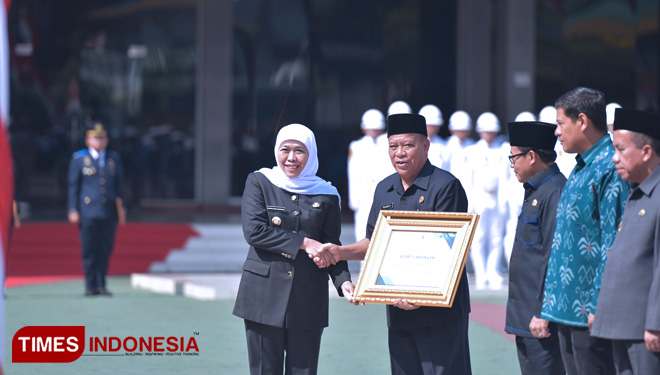 Bupati Fadeli menerima penghargaan WTN dari Gubernur Jawa Timur, Khofifah Indar Parawansa, di Lapangan Plaza Politeknik Pelayaran Surabaya, Selasa (17/9/2019). (FOTO: Humas dan Protokol Pemkab Lamongan for TIMES Indonesia)
