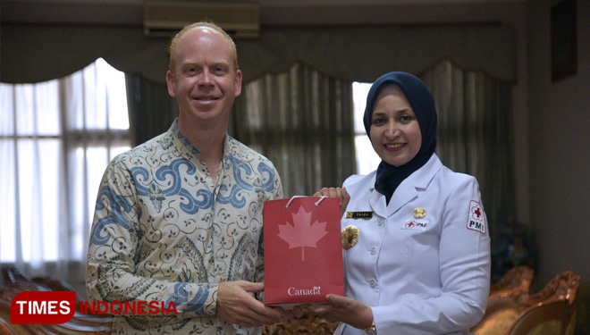 The Mayor of Jember dr Faida and The Head of Politics and Community Affair of Canadian Embassy for Indonesia Geoffrey Dean. (Picture by: Dody Bayu Prasetyo/TIMES Indonesia)