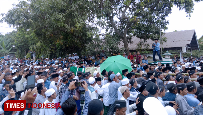 Ribuan santri, dan masyarakat mengantarkan jenazah KH Fuad Amin Imron ke Maqbarah Syaichona Mohammad Cholil, Desa Martajasah, Kecamatan/Kabupaten Bangkalan. (FOTO: Doni Heriyanto/TIMES Indonesia)