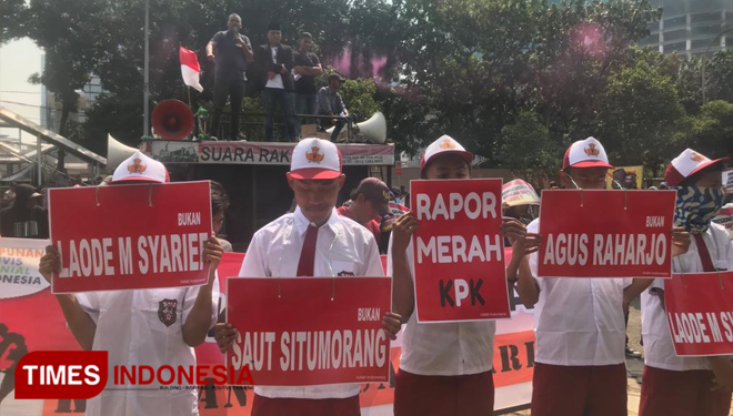 Himpunan Aktivis Milenial (HAM) saat menggelar aksi di depan Kantor KPK, Jakarta, Senin (16/9/2019). (Foto:Edi Junaidi ds/TIMES Indonesia)