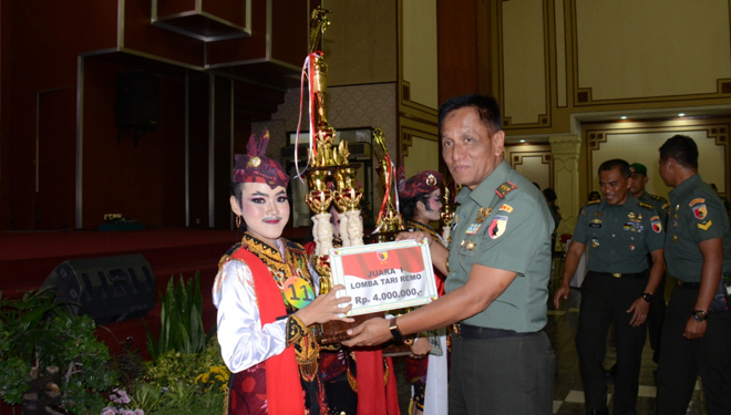 Pangdam V/Brawijaya, Mayjen TNI Wisnoe P.B menyerahkan penghargaan kepada pemenang lomba Tari Remo di Makodam V/Brawijaya, Selasa (17/9/2019). (Foto: Istimewa)