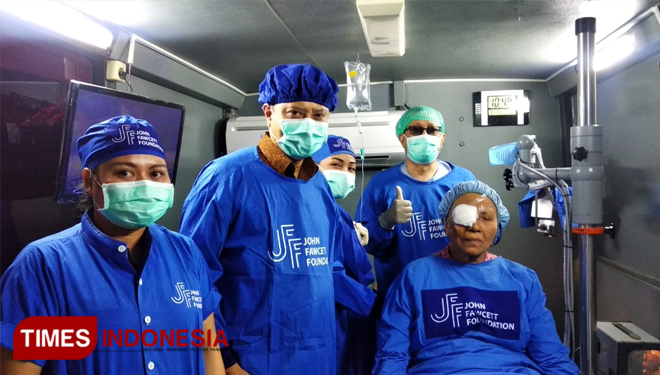 Pelayanan Kesehatan Mata Gratis oleh PMI Banyuwangi dan PT BSI. (Foto: Agung Sedana/ TIMES Indonesia)
