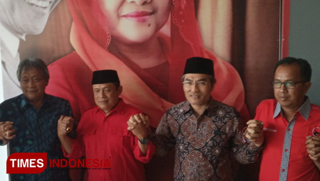 Dari kanan, Sekretaris DPC PDI Perjuangan Bantul Kusbowo, Abdul Halim Muslih, Joko Purnomo, dan Bambang Wisnu Handoyo berfoto bersama saat menyerahkan formulir penjaringan pilbup 2020. (FOTO: Totok Hidayat/TIMES Indonesia)