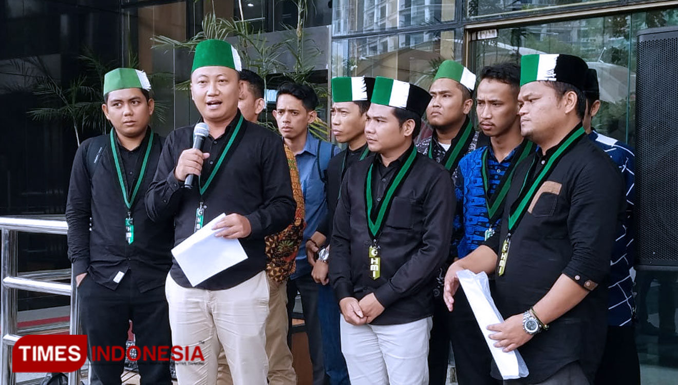 Ketua Umum Pengurus Besar Himpunan Mahasiswa Islam (PB HMI) MPO, Zuhad Aji Firmantoro saat memberikan keterangan pers di depan Gedung KPK. (Foto:Edi Junaidi ds/TIMES Indonesia)