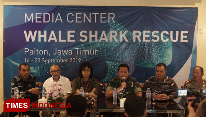 Tim Rescue Whale Shark saat menggelar press rilis di Hotel Resort PLTU Paiton Probolinggo. (FOTO: Dicko W/TIMES Indonesia)