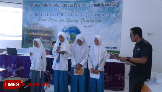Praktek membaca berita hasil liputan siswa-siswi peserta Diklat jurnalistik dasar yang diadakan oleh SMKN 1 Tlanakan. (FOTO: Doc. SMKN 1 Tlanakan)