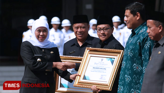 Wali Kota Malang Sutiaji saat menerima penghargaan dari Gubernur Jatim di Surabaya. (FOTO: Humas Pemkot Malang for TIMES Indonesia)