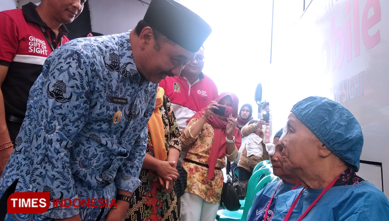Wabup Banyuwangi Yusuf Widyatmoko dalam acara Pemeriksaan Mata Gratis oleh PMI. (Foto: Agung Sedana/ TIMES Indonesia)