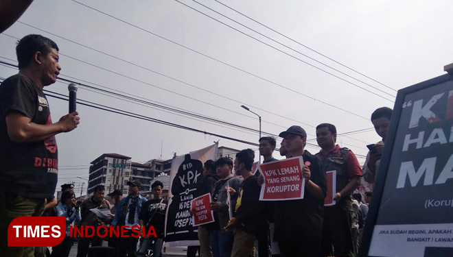 Massa demonstran menolak revisi UU KPK dan akan mengajukan uji materi ke MK ketika aksi di Tugu Pal Putih Yogyakarta. (FOTO: A Riyadi/TIMES Indonesia)