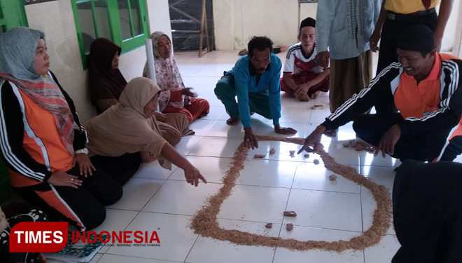 Moh Hasan menjelaskan pembuatan jamban ke warga desa di Talango. (FOTO: DJ TIMES Indonesia)