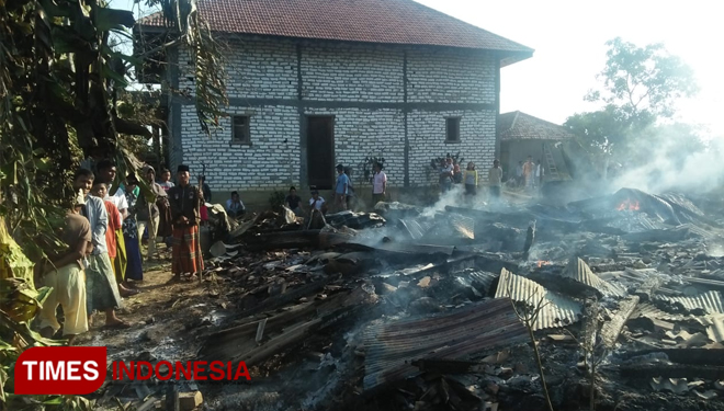 Kandang sapi dan dapur milik Rohman (40) hangus terbakar hingga rata dengan tanah. (FOTO: Istimewa)