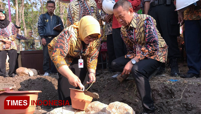 Peletakan batu pertama oleh Bupati Sragen Kusdinar Untung Yuni menandai dibangunnya RS Type D di Tangen. (Foto: Mukhtarul Hafidh/TIMES Indonesia)