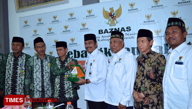 Pengurus Baznas Gresik saat berfoto dengan Baznas Rembang (Foto: Akmal/TIMES Indonesia)