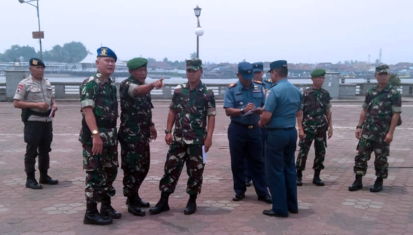 Pantia HUT ke-74 TNI meninjau lokasi pameran alutsista di BKB Palembang. (Foto: Istimewa)