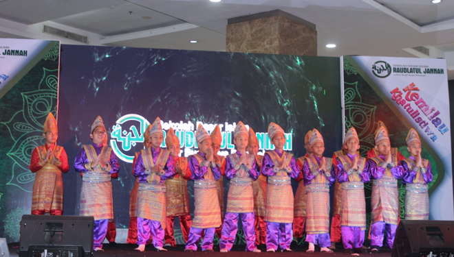 Pentas seni siswa-siswi Raudlatul Jannah menampikan kekayaan budaya Nusantara, Rabu (18/9/2019). (Foto: Istimewa)