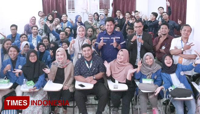 Berfoto bersama narasumber dan mahasiswa usai seminar nasional. (Foto: Humas PKT For TIMES Indonesia) 