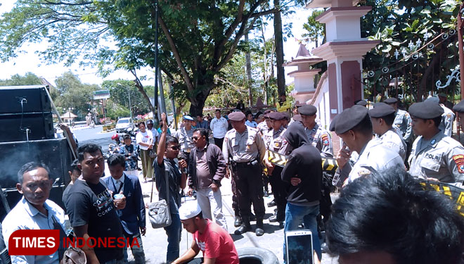 Sejumlah LSM saat gelar aksi depan Kantor DPRD Kabupaten Pamekasan.(Foto: Akhmad Syafi'i/TIMES Indonesia)