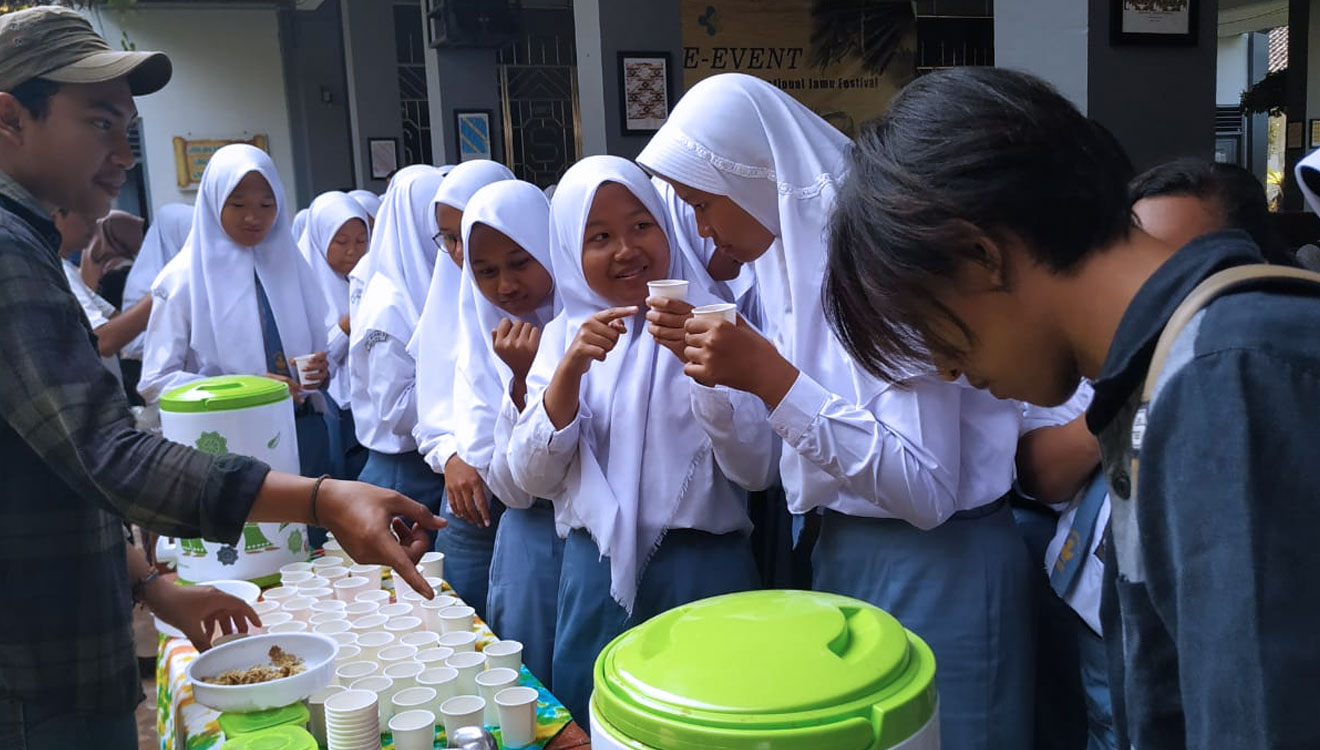 Siswa SMA Negeri 2 Bantul mengacungkan gelas berisi jamu kemudian minum secara bersama-sama. (FOTO: Istimewa/TIMES Indonesia)