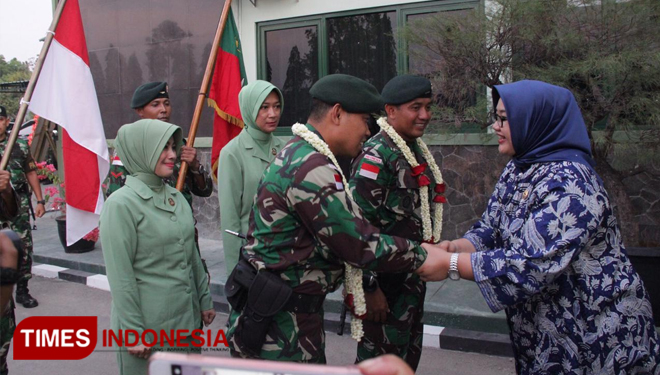 Bupati Sragen Kusdinar Untung Yuni Sukowati menyambut kedatanga Satgas Raider 408/Subhrasta. (Foto: Humas Pemkab Sragen)