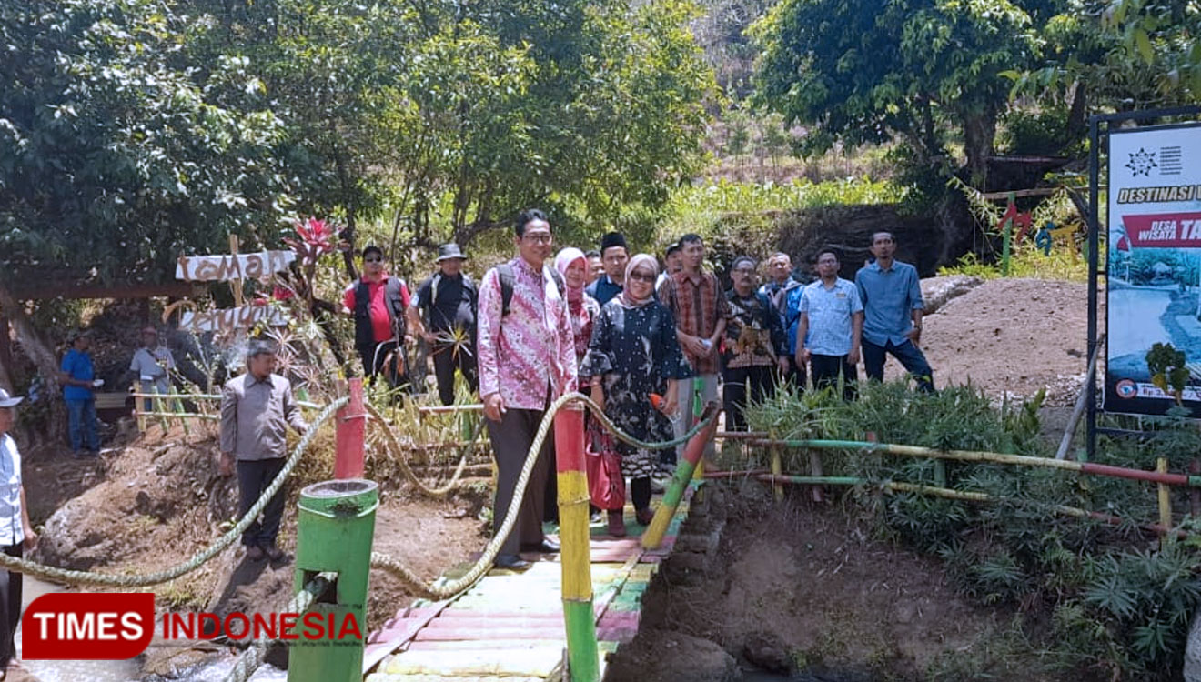 Mahasiswa perwakilan dari universitas negeri dan Swasta di Jawa Timur saat berkunjung ke Wisata Desa Rengganis Kecamatan Wringin Bondowoso. (FOTO: Moh Bahri/TIMES Indonesia)