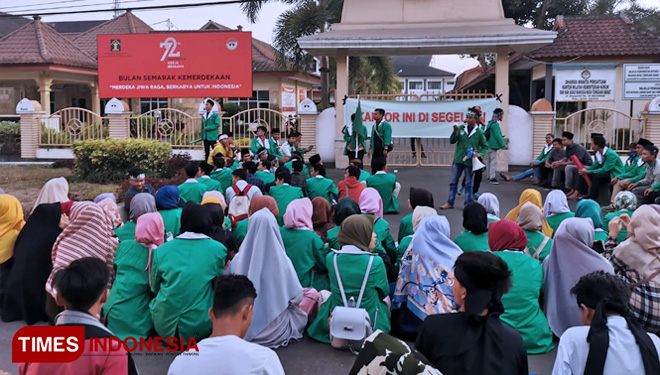 Ribuan jamaah NW menyegel kantor Kemenkumham NTB. (FOTO: Pauzan Basri/TIMES Indonesia) 