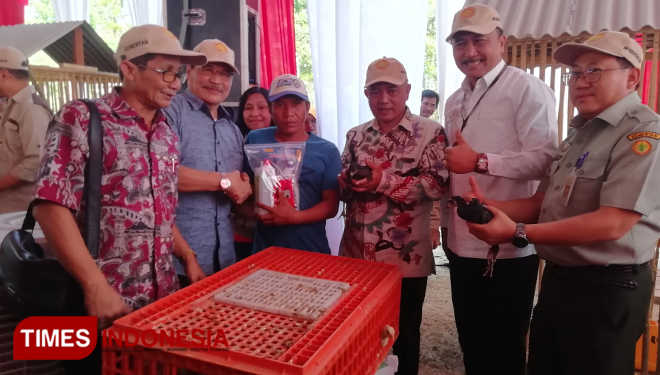 Bupati Malang, Drs HM Sanusi MM saat memberikan bantuan bibit ayam Joper bersama pejabat Kementan (foto: Binar Gumilang/TIMES Indonesia)
