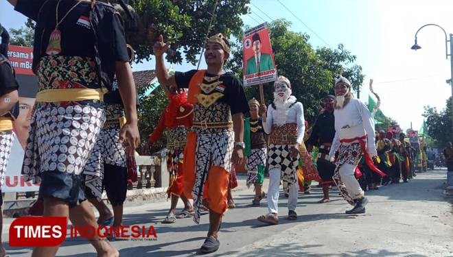 Massa pendukung cakades mengenakan pakaian adat dalam kampanye pilkades. (Foto:Mukhtarul Hafidh/TIMES Indonesia)
