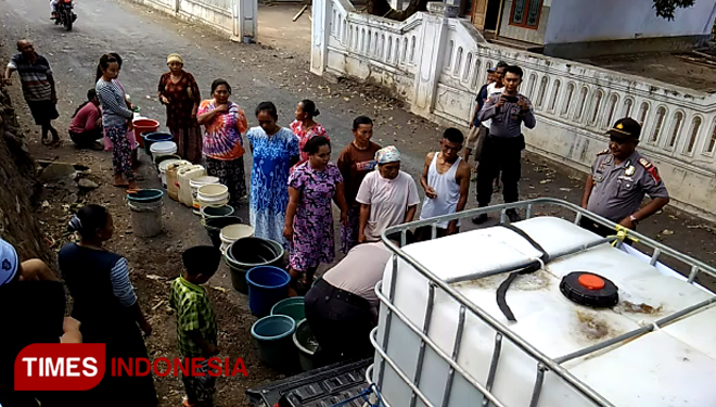 Menggunakan ranger Polsek Kuripan, korps baju coklat mendistribusikan air bersih untuk warga. (FOTO: C. Umam for TIMES Indonesia)