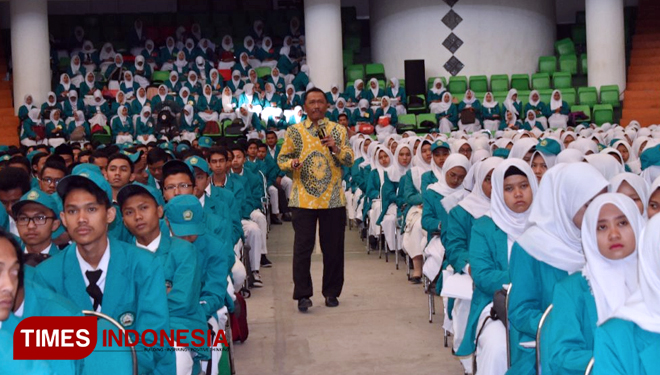 Dr. H. Nur fajar Arief, S.Pd, M.Pd memberi materi pada kegiatan master maba di Hall Prof. Dr. KH. Muhammad Tholhah Hasan. (FOTO: AJP TIMES Indonesia)