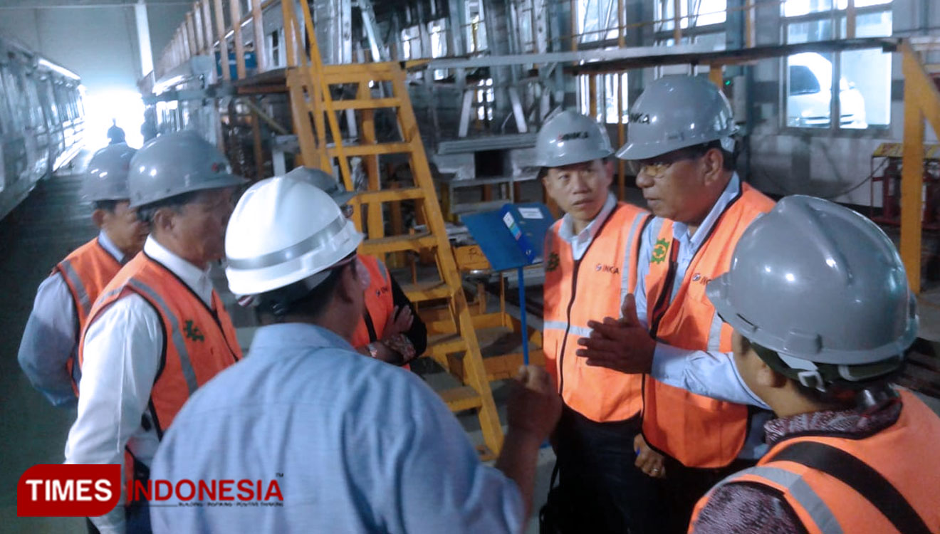 Menteri senior Kamboja melihat proses produksi PT INKA. (Foto: Ito Wahyu U/TIMES Indonesia)