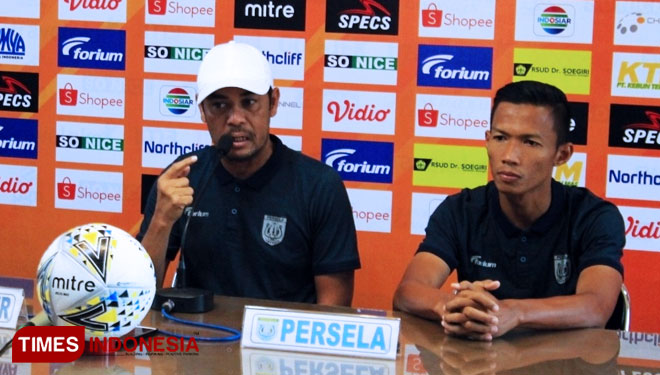 Pelatih Persela, Nil Maizar (kiri) didampingi kapten Persela, Eky Taufik, dalam sesi konferensi pers di Sekretariat Persela Lamongan, Jum'at (19/9/2019). (FOTO: MFA Rohmatillah/TIMES Indonesia)