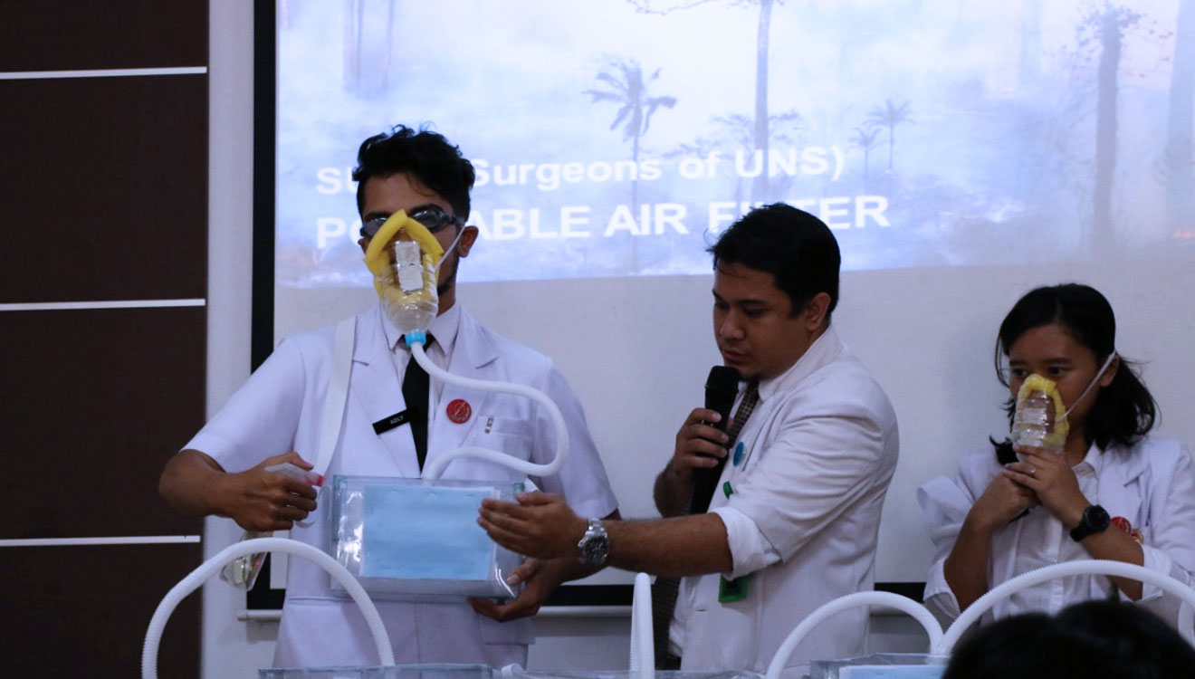Penggunaan alat bantu pernafasan untuk korban asap disimulasikan. (Foto Istimewa)