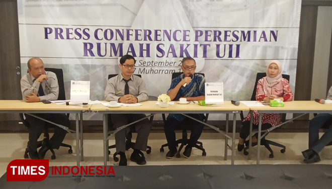 Yayasan Badan Wakaf UII dan Manajemen RS UII saat memberikan keterangan kepada wartawan. (FOTO: Totok Hidayat/TIMES Indonesia)
