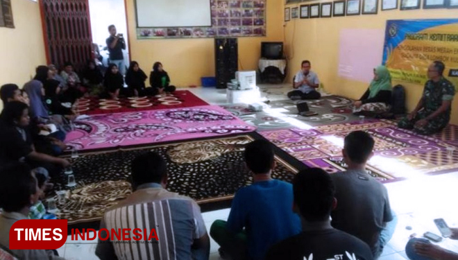 Dosen UM Jember Rochimatush Shofiyah, S.Si, M.Si mengenalkan teknologi Mesin Penggilingan dan Pressure Cooker Sugawa pada Gapoktan Al-Barokah. (FOTO: AJP TIMES Indonesia)