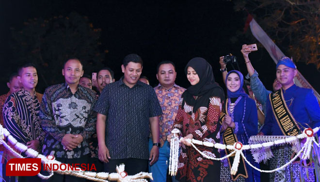 Wali Kota Kediri Abdullah Abu Bakar bersama bunda Fei lakukan pemotongan pita Harmoni Fair (FOTO: Pemkot Kediri for TIMES Indonesia)