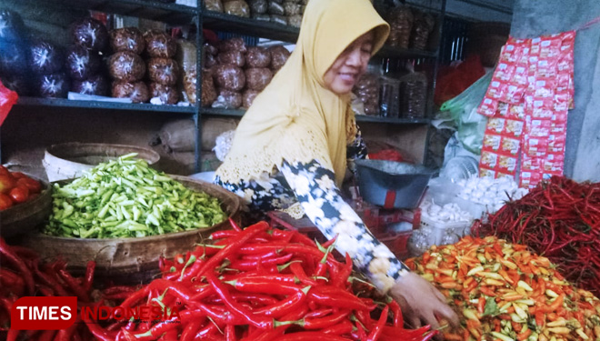 Suharti, salah seorang pedagang di pasar sayur Magetan  saat merapikan cabai rawit dagangannya. (FOTO: Aditya Candra/TIMES Indonesia)