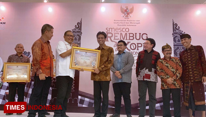 Penggagas Bondowoso Republik Kopi (BRK) Amin Said Husni saat menerima penghargaan dari Menteri Koperasi dan Usaha Kecil dan Menengah (FOTO: ASH for TIMES Indonesia)