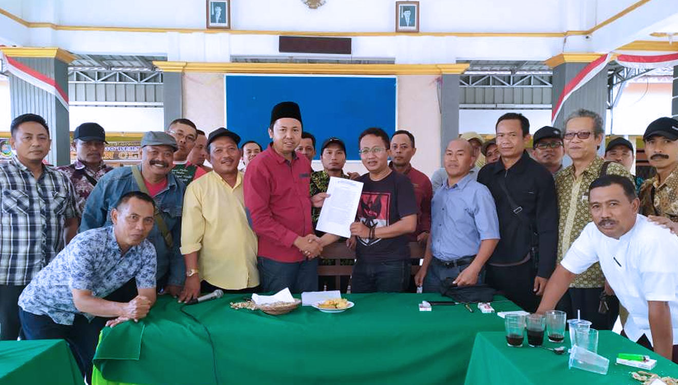 Asosiasi BPD saat menyerahkan surat kuasa pada kuasa hukumnya. (FOTO: Erwin Wahyudi/TIMES Indonesia)