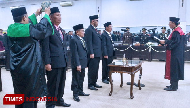Pengambilan Sumpah Ketua DPRD Bondowoso beserta wakilnya di Gedung DPRD setempat. (FOTO: Moh Bahri/TIMES Indonesia). 
