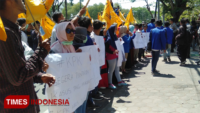 Gelar Aksi di DPRD, PMII Pamekasan Pertanyakan Profesionalitas KPK