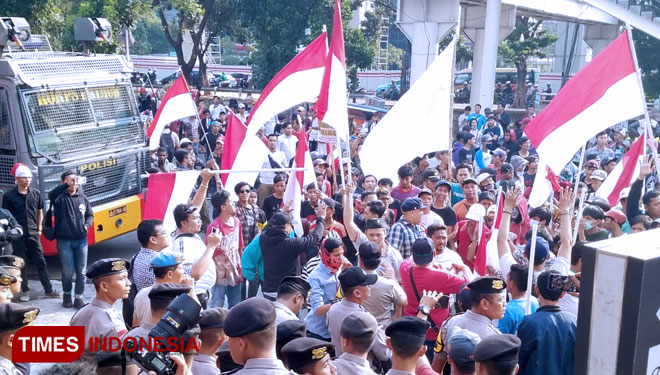 Ribuan Demonstran dari berbagai persatuan komunitas Kepung Gedung KPK. (Edi Junaidi ds/TIMES Indonesia)